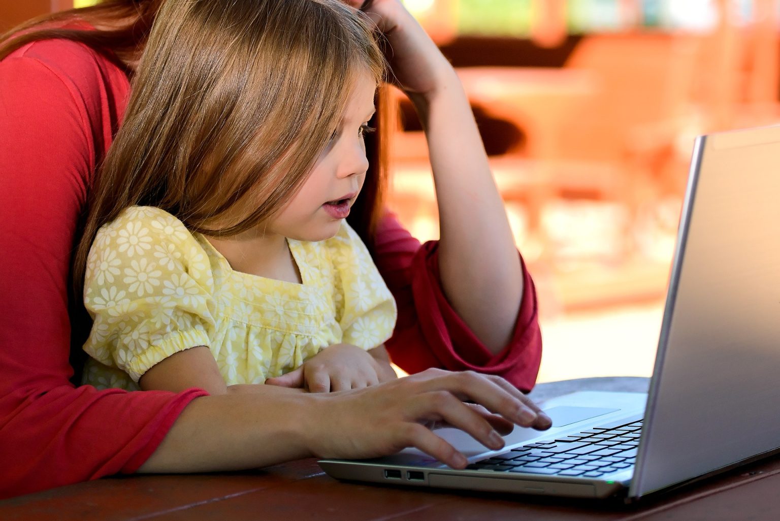 Equilibrio lavoro famiglia: Professionista al computer con bambino